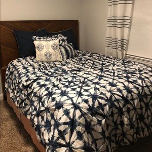 COPY - Queen sized comforter and pillows